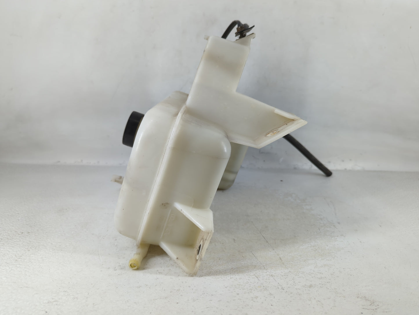 2002-2006 Gmc Envoy Xl Radiator Coolant Overflow Expansion Tank Bottle 747430 - Oemusedautoparts1.com