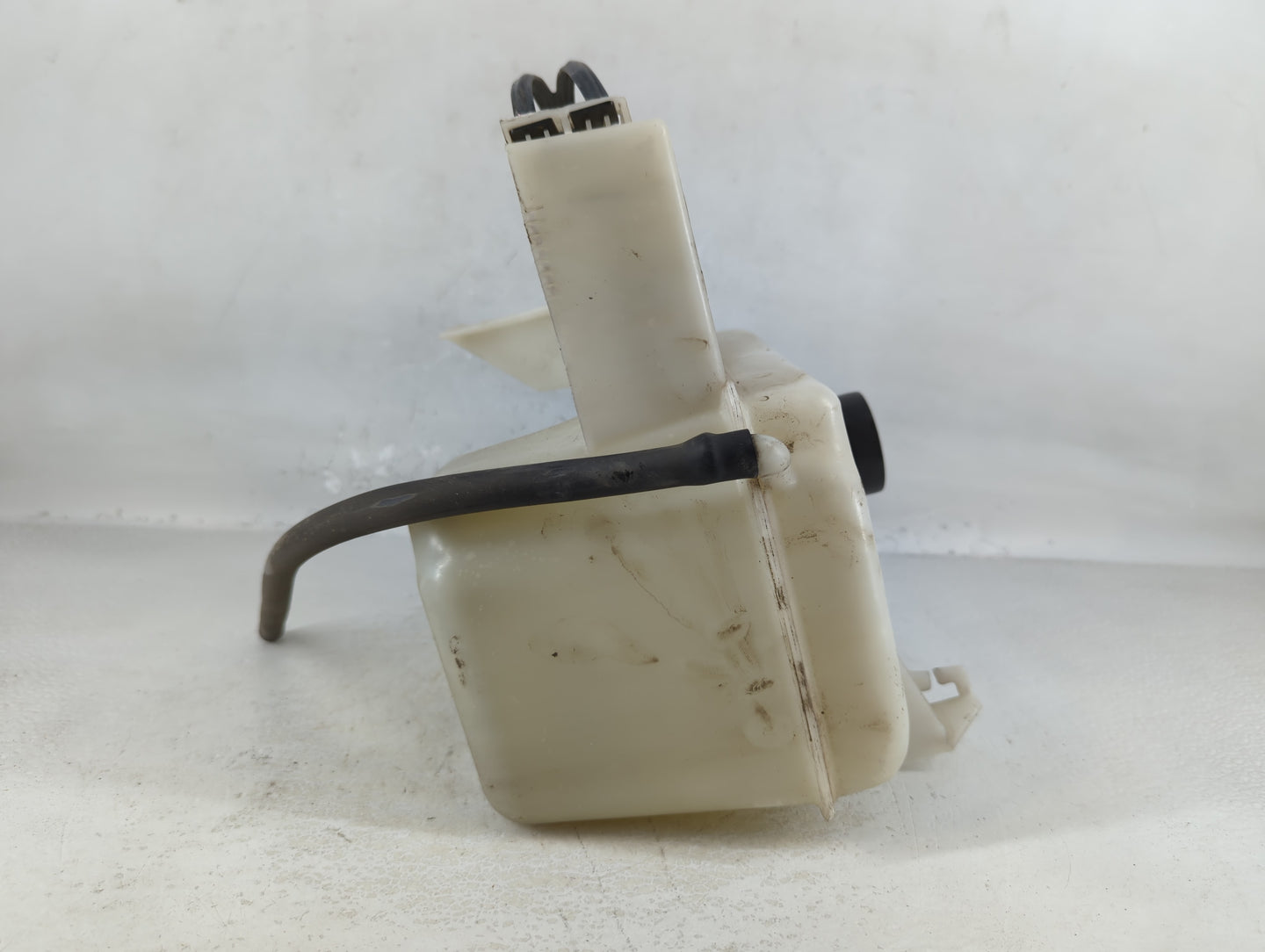 2002-2006 Gmc Envoy Xl Radiator Coolant Overflow Expansion Tank Bottle 747430 - Oemusedautoparts1.com
