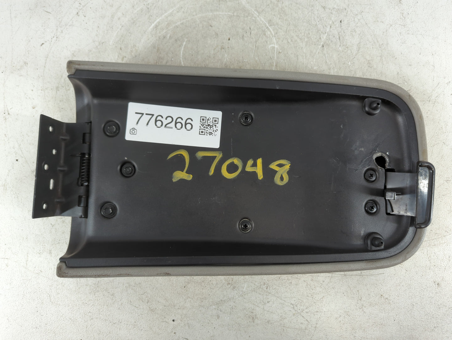 2005 Gmc Envoy Xl Center Console Armrest Cover Lid Fits OEM Used Auto Parts - Oemusedautoparts1.com