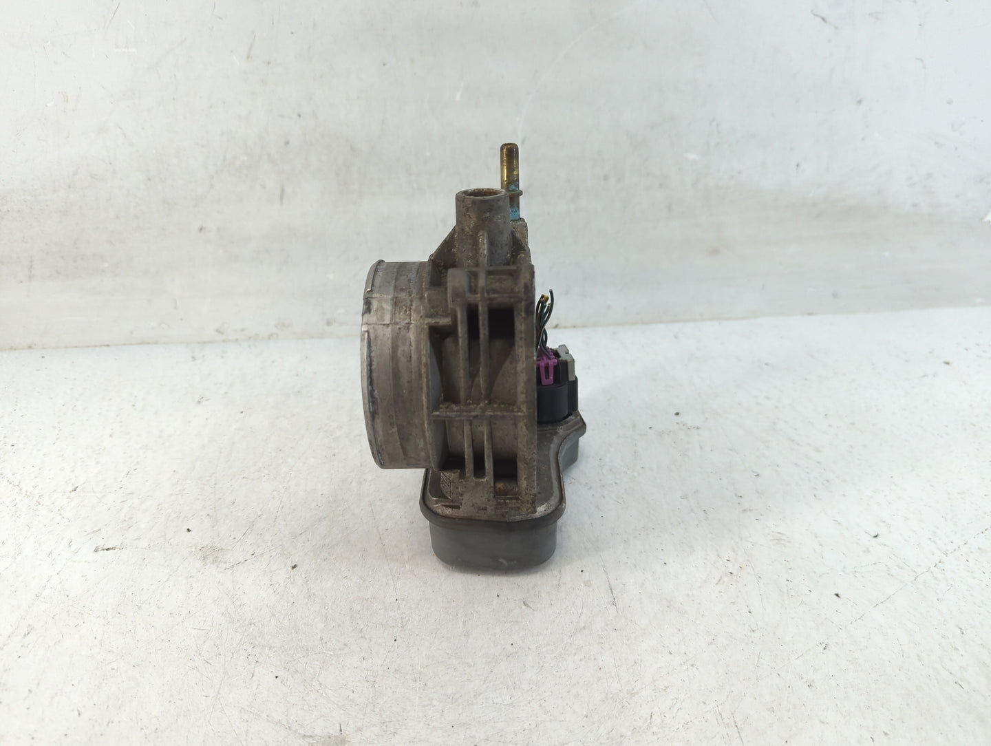 2003-2006 Gmc Envoy Xl Throttle Body P/N:183 04F 2787 Fits Fits 2003 2004 2005 2006 2007 OEM Used Auto Parts - Oemusedautopa
