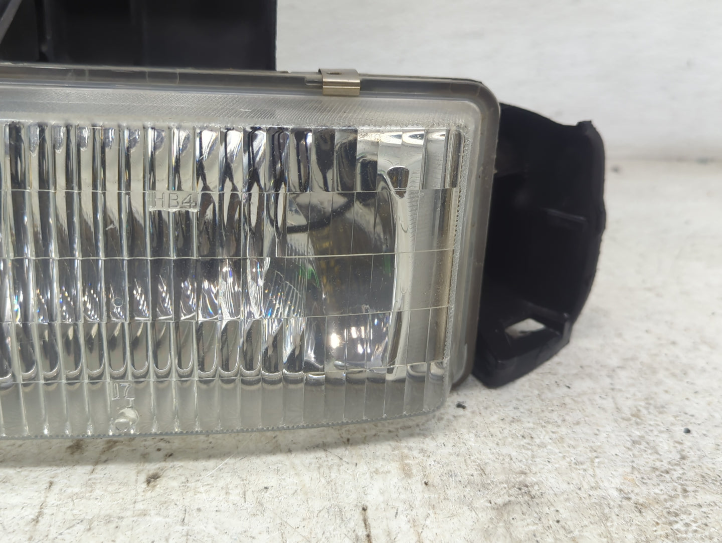 1995-2005 Gmc Safari Driver Left Oem Head Light Headlight Lamp - Oemusedautoparts1.com