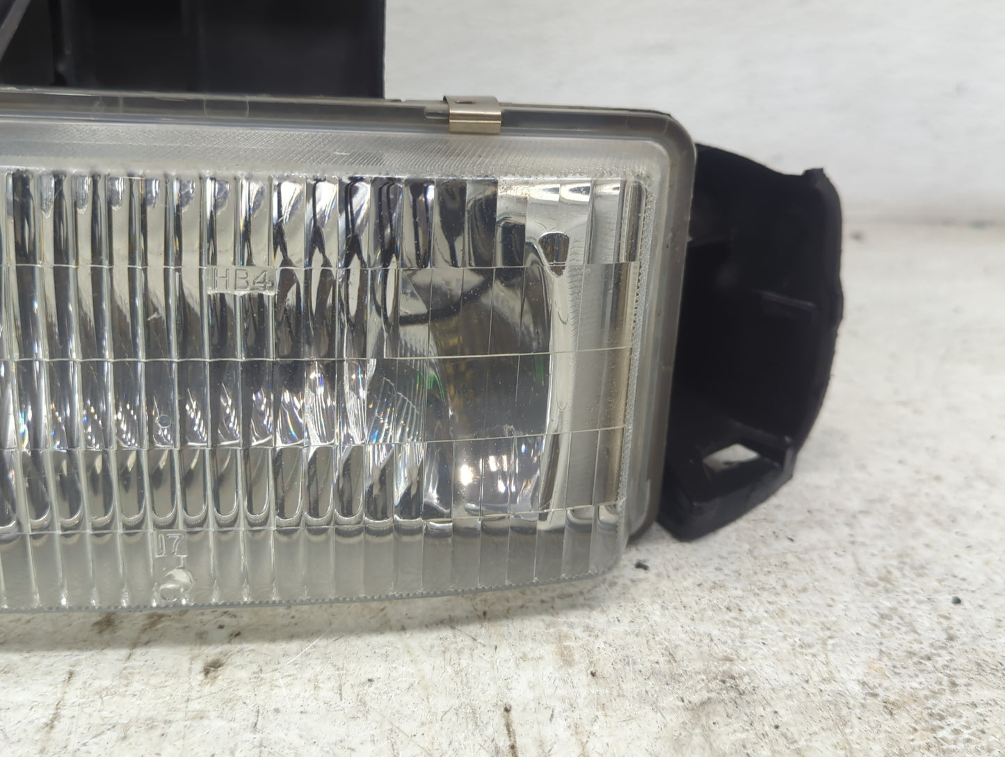 1995-2005 Gmc Safari Driver Left Oem Head Light Headlight Lamp - Oemusedautoparts1.com