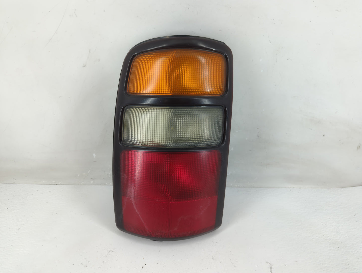 2004-2006 Gmc Yukon Tail Light Assembly Driver Left OEM P/N:15224181 Fits Fits 2004 2005 2006 OEM Used Auto Parts - Oemuseda