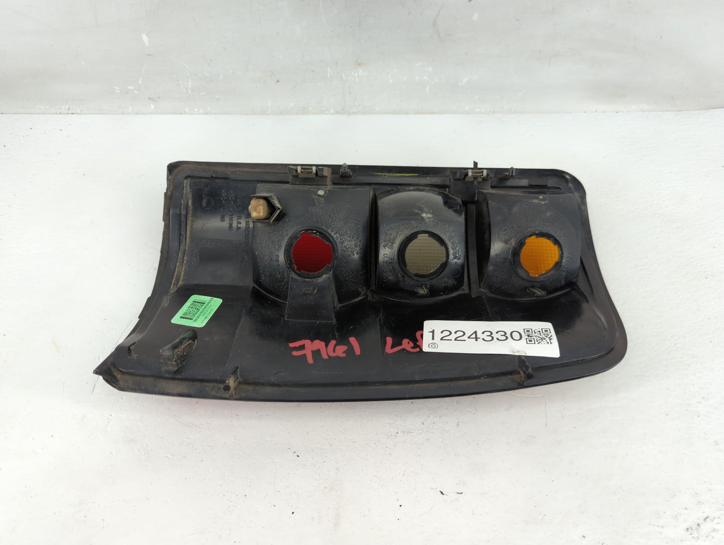2004-2006 Gmc Yukon Tail Light Assembly Driver Left OEM P/N:15224181 Fits Fits 2004 2005 2006 OEM Used Auto Parts - Oemuseda