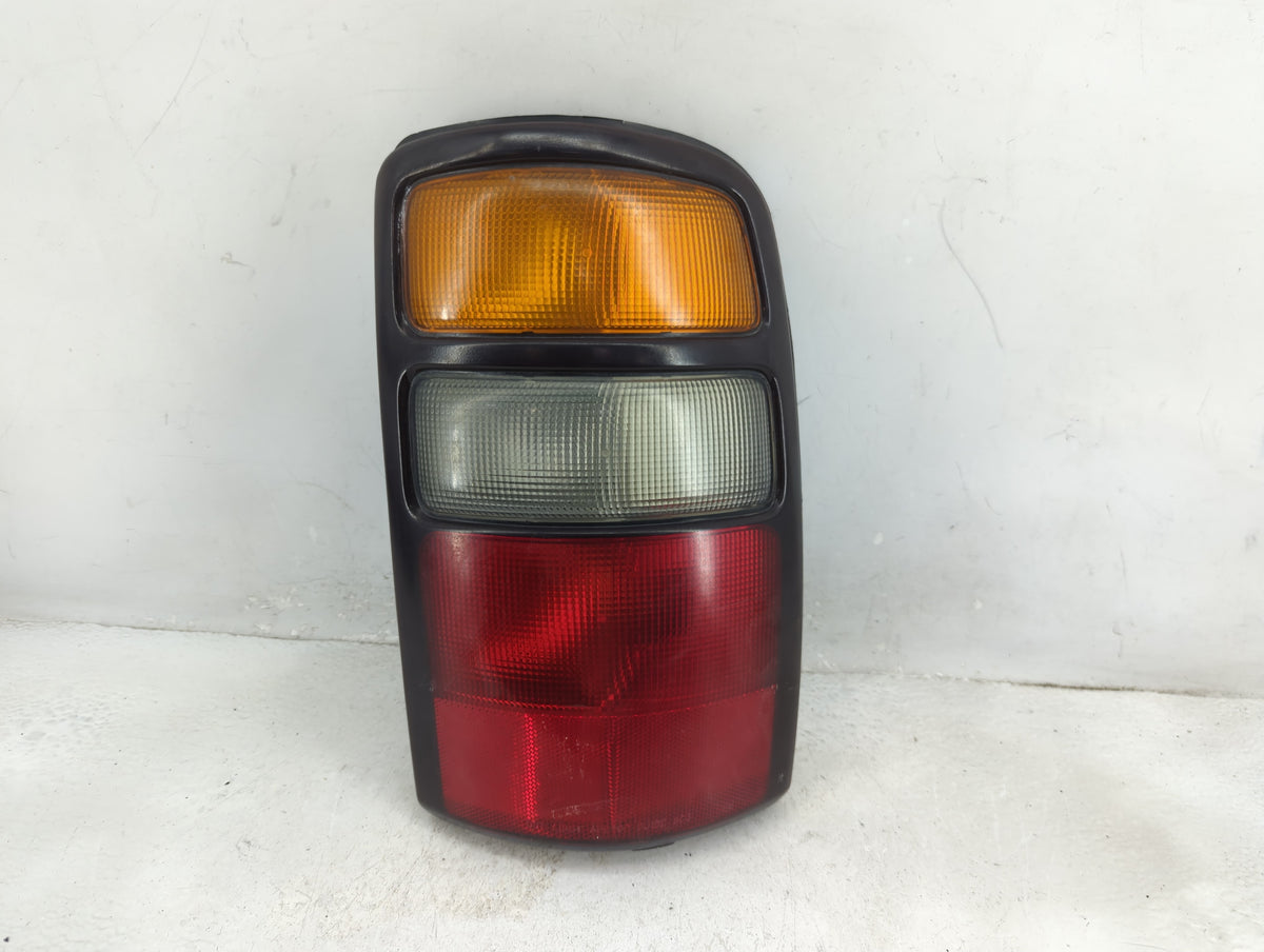 2004-2006 Gmc Yukon Tail Light Assembly Driver Left OEM P/N:15224182 Fits Fits 2004 2005 2006 OEM Used Auto Parts - Oemuseda