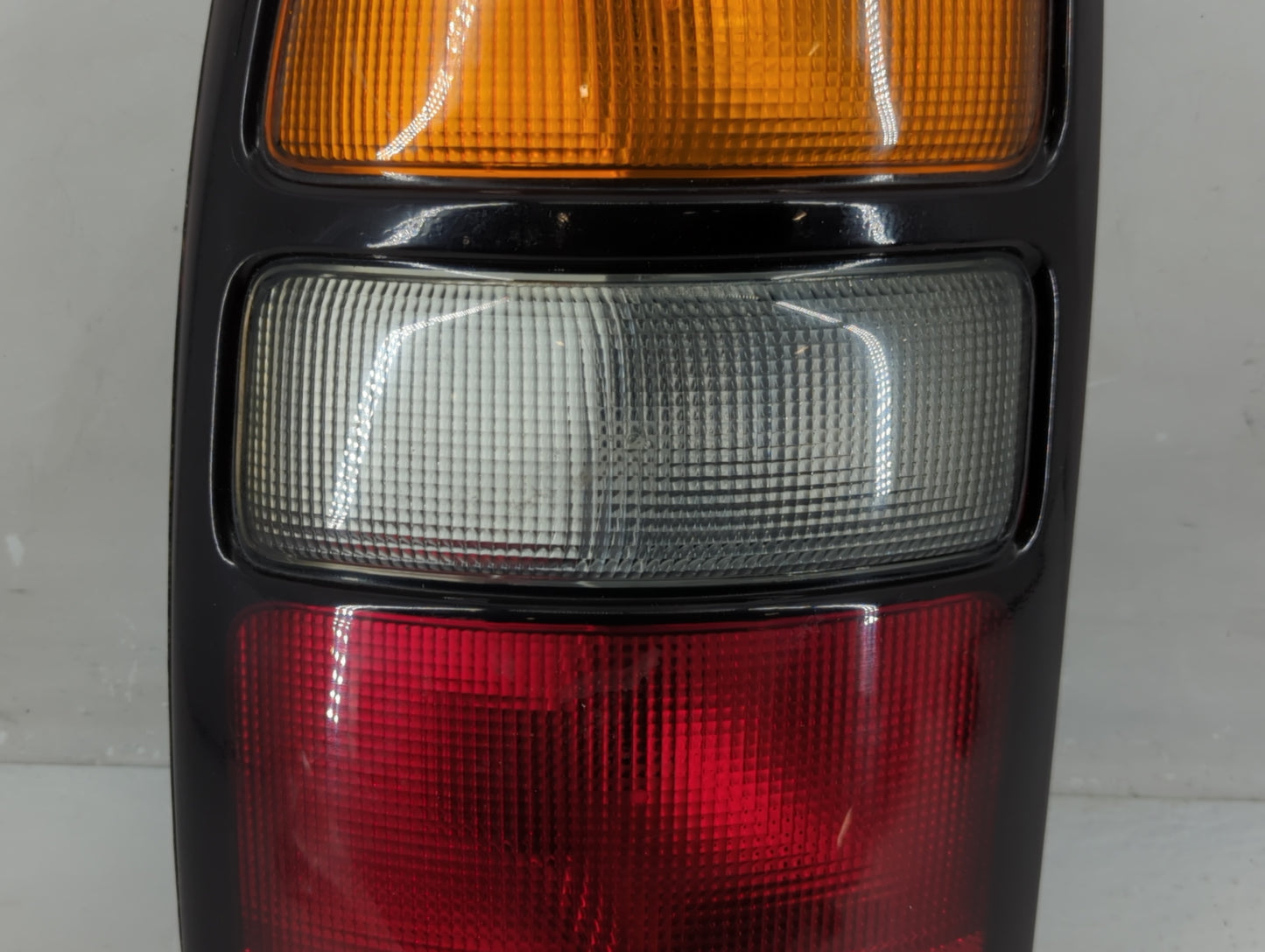2004-2006 Gmc Yukon Xl 1500 Tail Light Assembly Driver Left OEM P/N:16525375 A Fits Fits 2004 2005 2006 OEM Used Auto Parts 