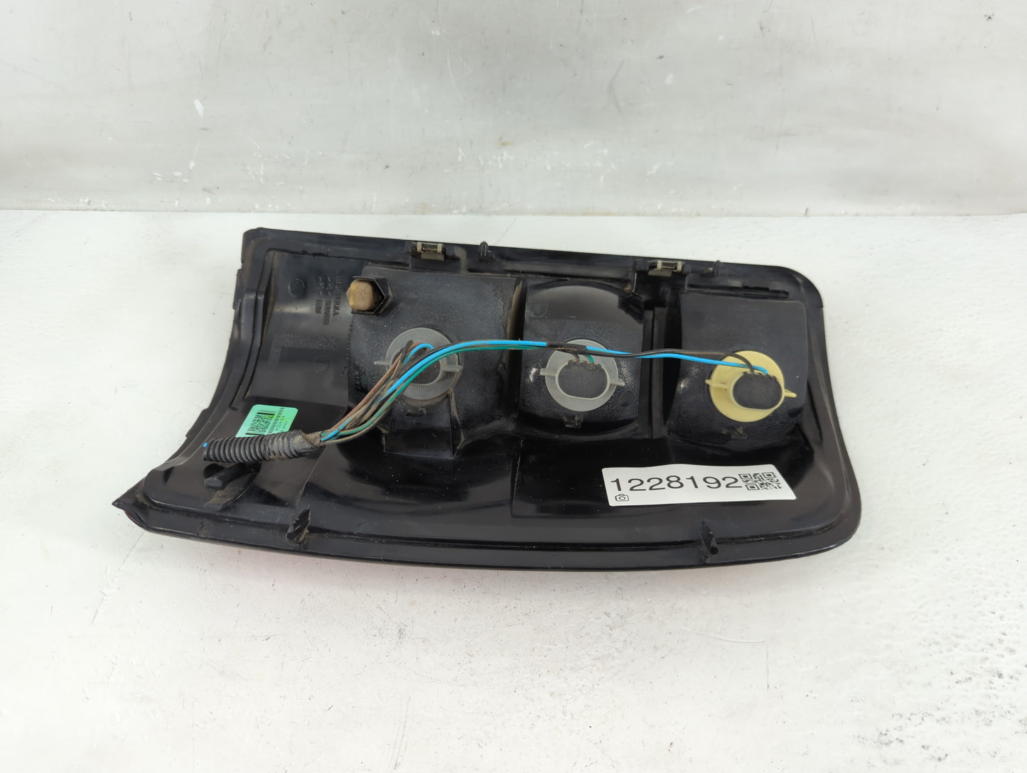 2004-2006 Gmc Yukon Xl 1500 Tail Light Assembly Driver Left OEM P/N:16525375 A Fits Fits 2004 2005 2006 OEM Used Auto Parts 