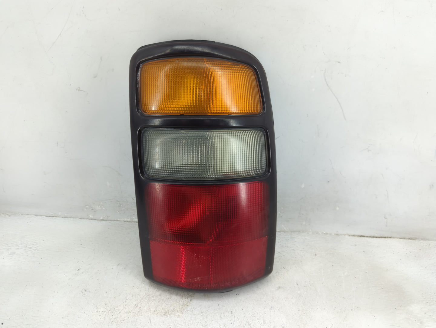 2004-2006 Gmc Yukon Xl 1500 Tail Light Assembly Driver Left OEM P/N:15224182 Fits Fits 2004 2005 2006 OEM Used Auto Parts - 