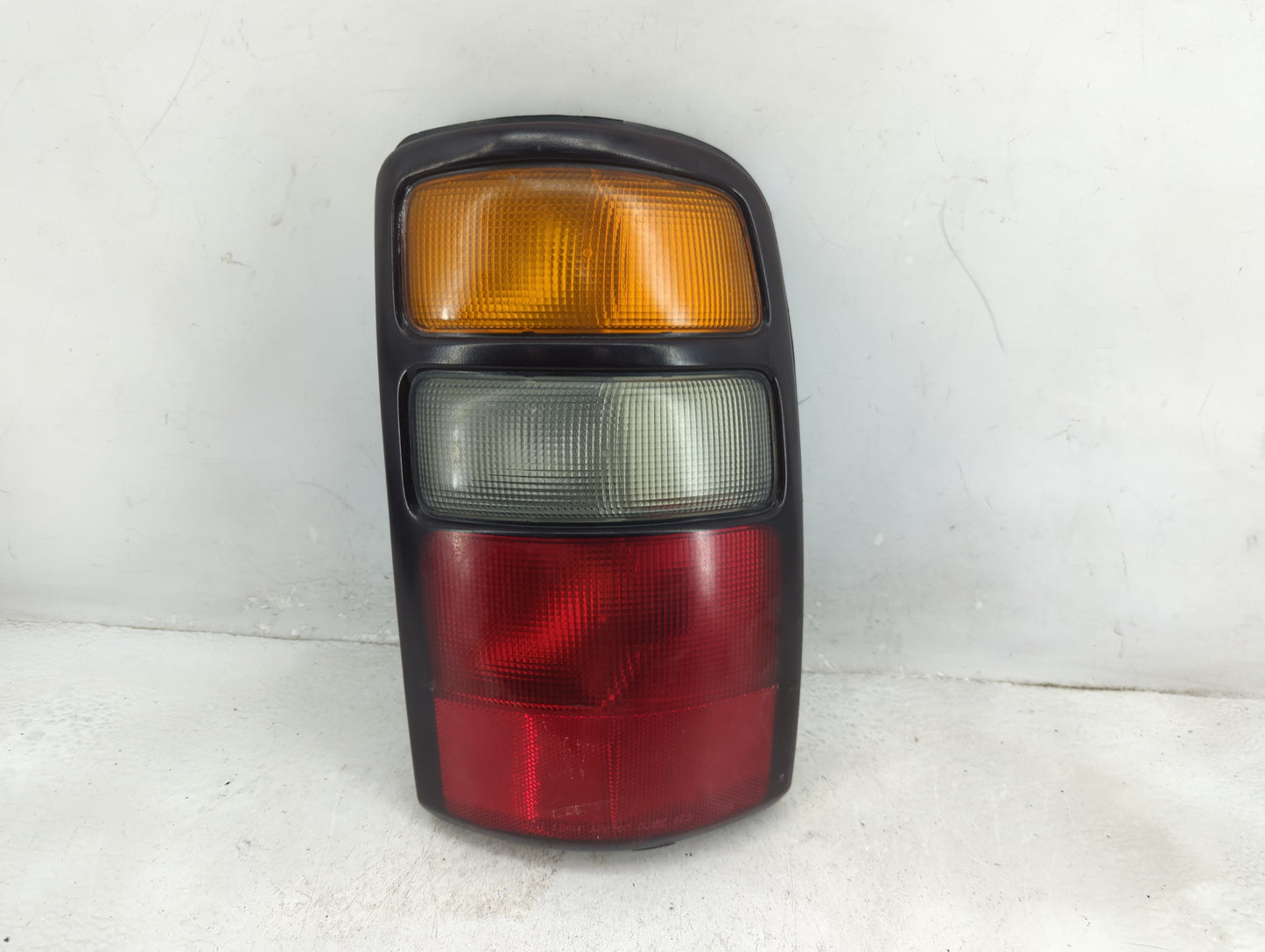 2004-2006 Gmc Yukon Xl 1500 Tail Light Assembly Driver Left OEM P/N:15224182 Fits Fits 2004 2005 2006 OEM Used Auto Parts - 