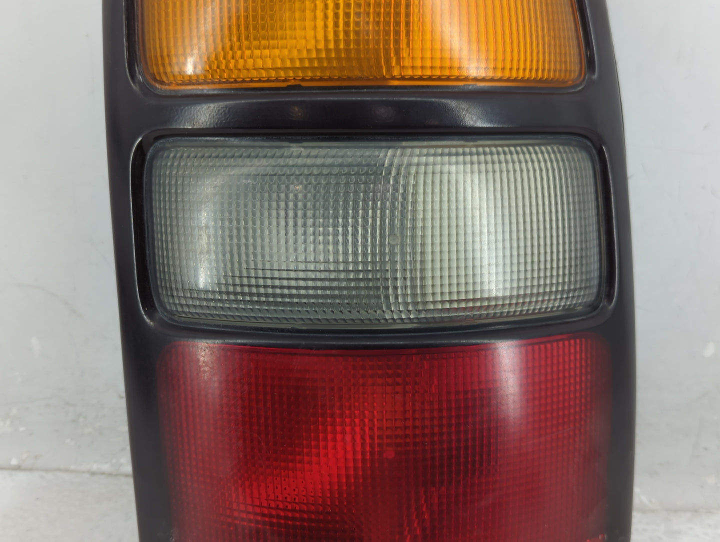 2004-2006 Gmc Yukon Xl 1500 Tail Light Assembly Driver Left OEM P/N:15224182 Fits Fits 2004 2005 2006 OEM Used Auto Parts - 