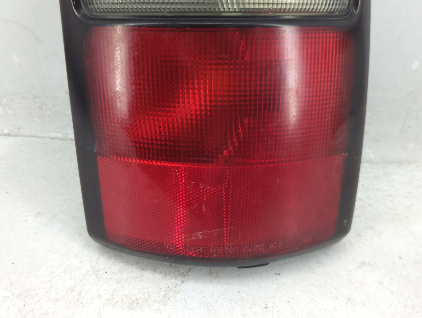 2004-2006 Gmc Yukon Xl 1500 Tail Light Assembly Driver Left OEM P/N:15224182 Fits Fits 2004 2005 2006 OEM Used Auto Parts - 