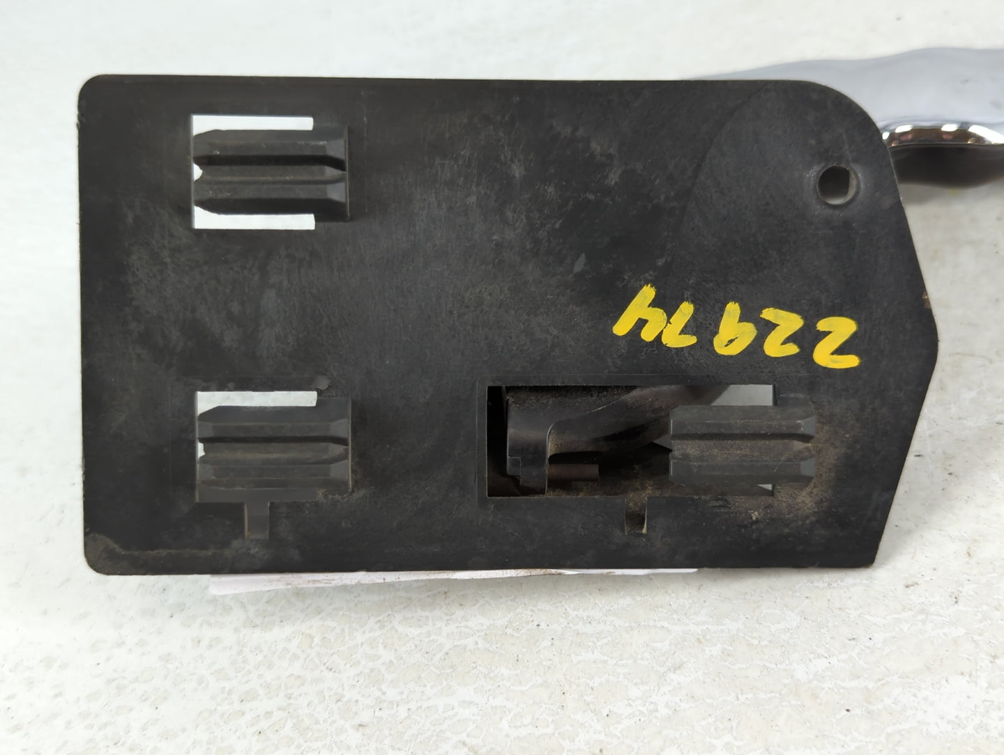 2000 Yukon Xl 1500 Passenger Front Right Door Handle Exterior Assembly - Oemusedautoparts1.com