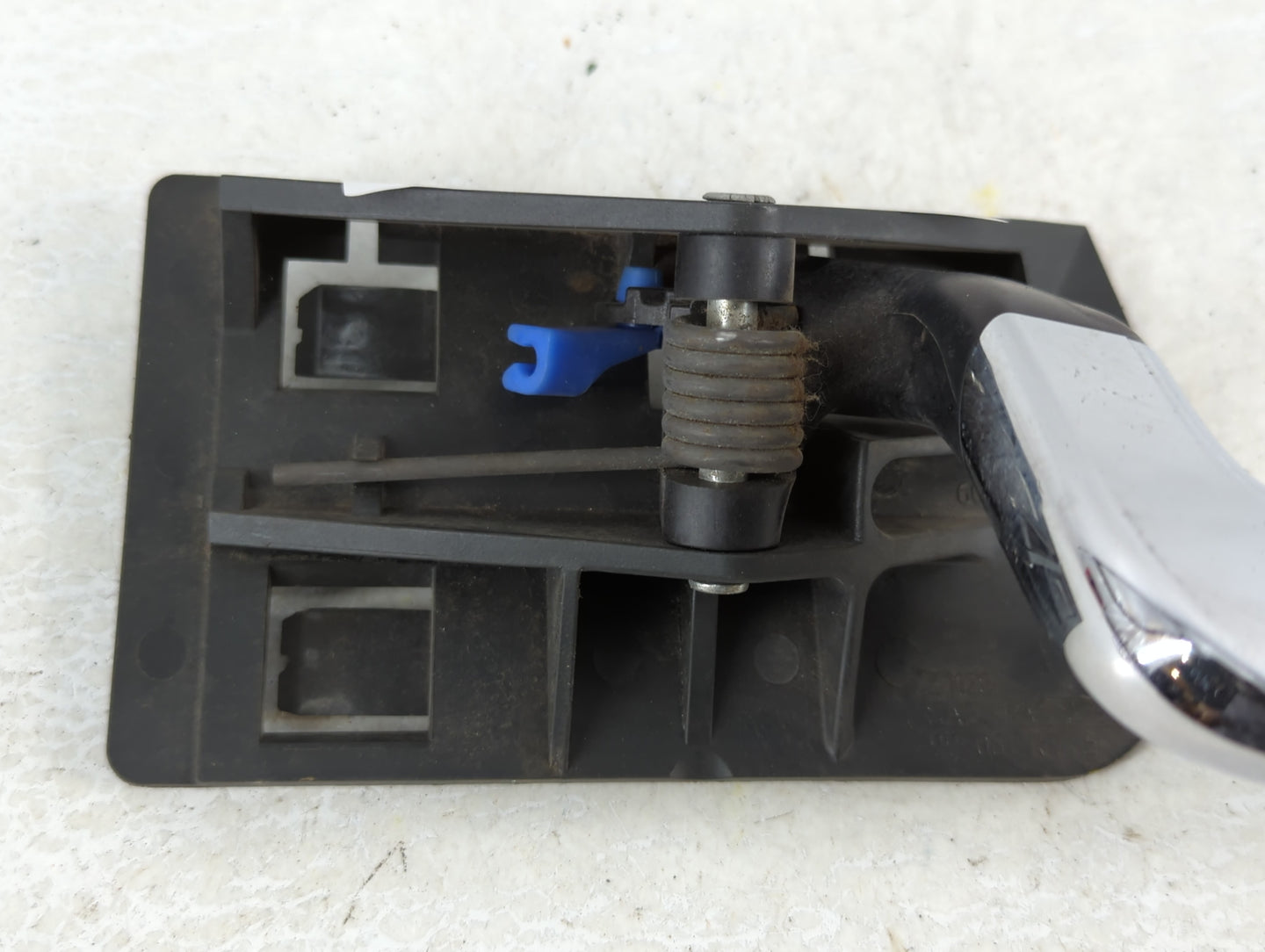 2000 Yukon Xl 1500 Passenger Front Right Door Handle Exterior Assembly - Oemusedautoparts1.com