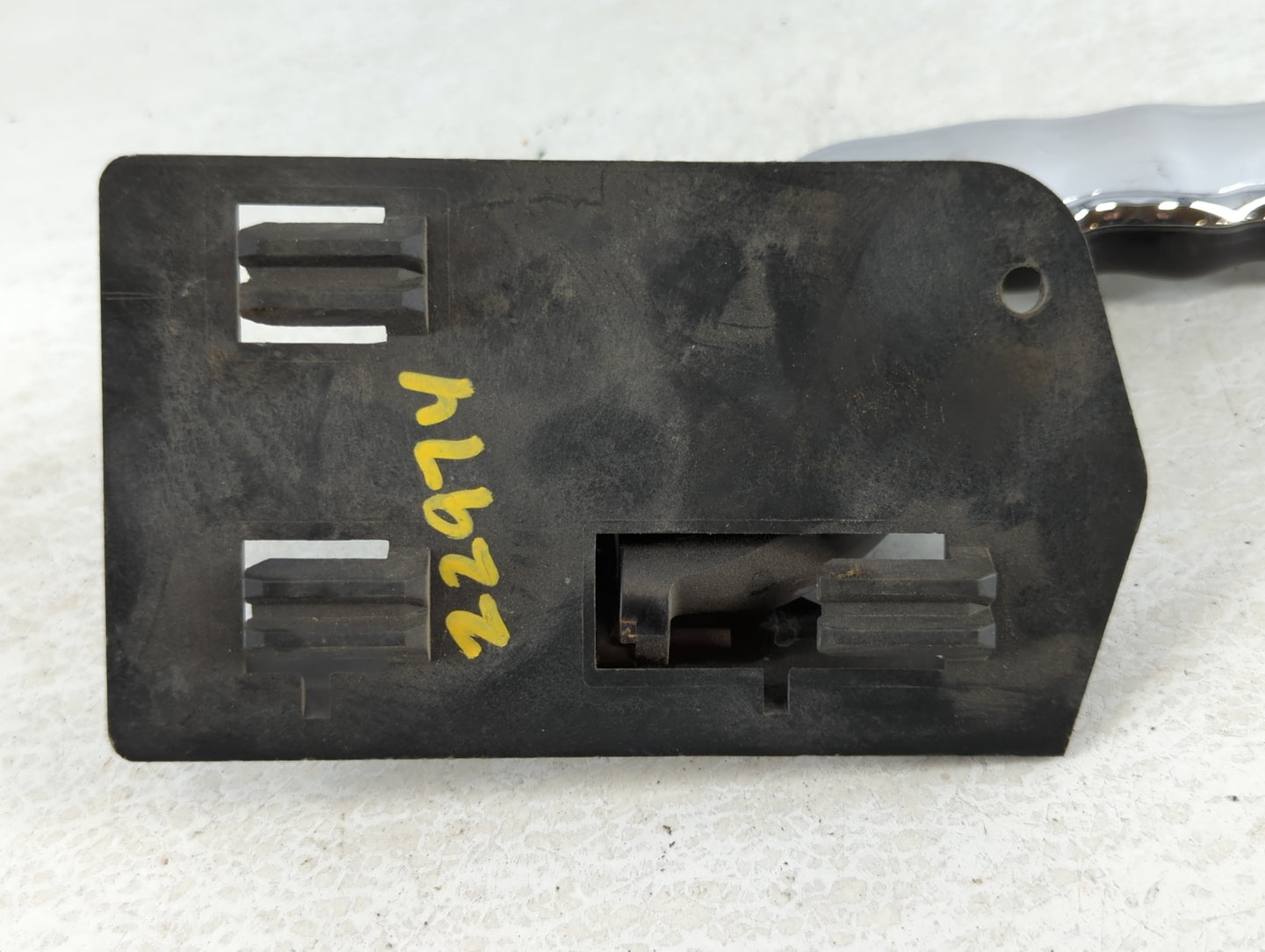 2000 Yukon Xl 1500 Passenger Front Right Door Handle Exterior Assembly - Oemusedautoparts1.com