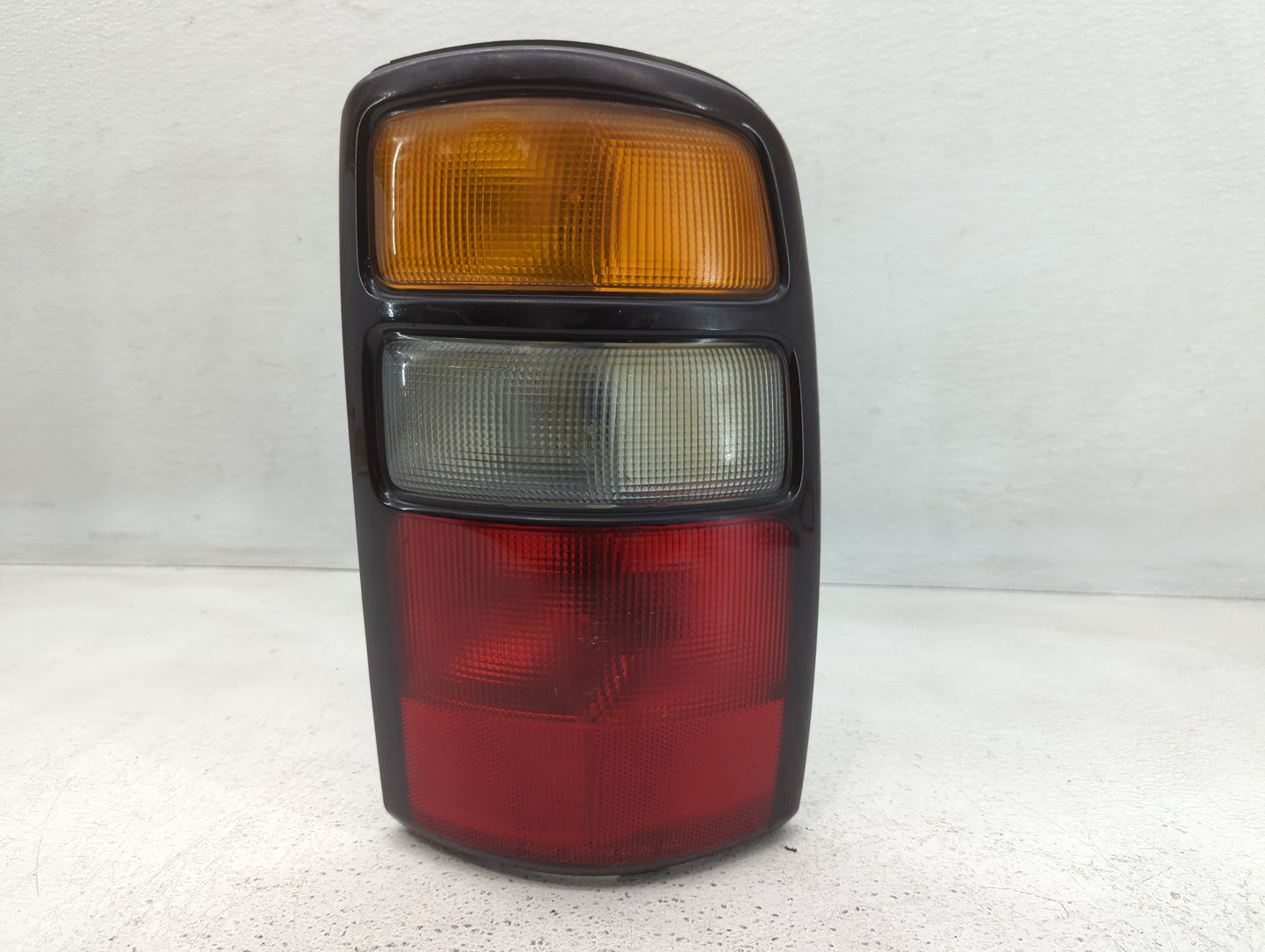 2004-2006 Gmc Yukon Xl 1500 Tail Light Assembly Passenger Right OEM P/N:15224182 Fits Fits 2004 2005 2006 OEM Used Auto Part