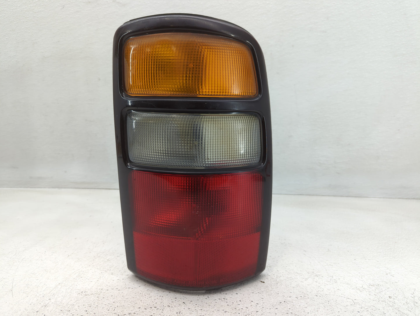 2004-2006 Gmc Yukon Xl 1500 Tail Light Assembly Passenger Right OEM P/N:15224182 Fits Fits 2004 2005 2006 OEM Used Auto Part