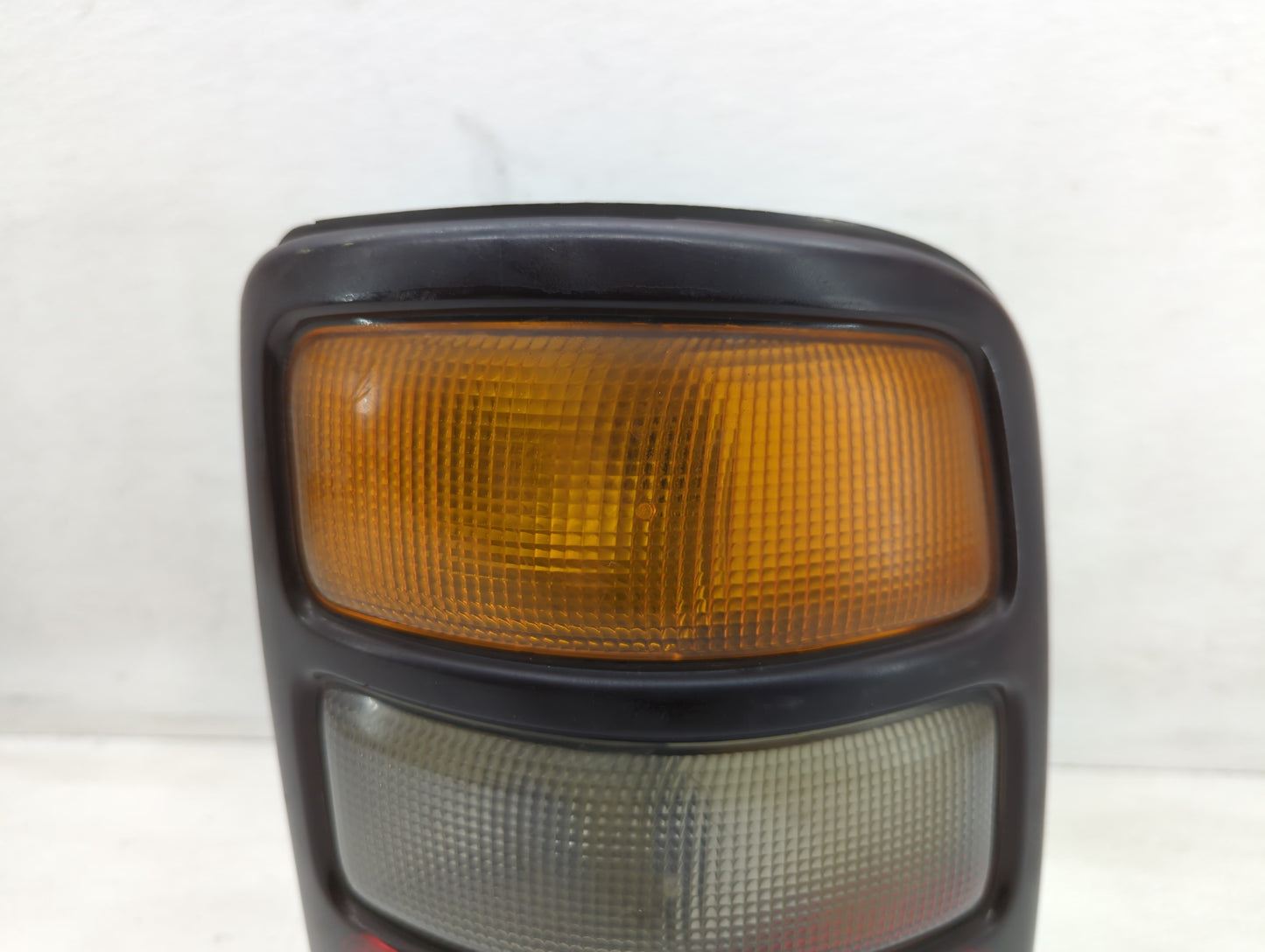 2004-2006 Gmc Yukon Xl 1500 Tail Light Assembly Passenger Right OEM P/N:15224182 Fits Fits 2004 2005 2006 OEM Used Auto Part
