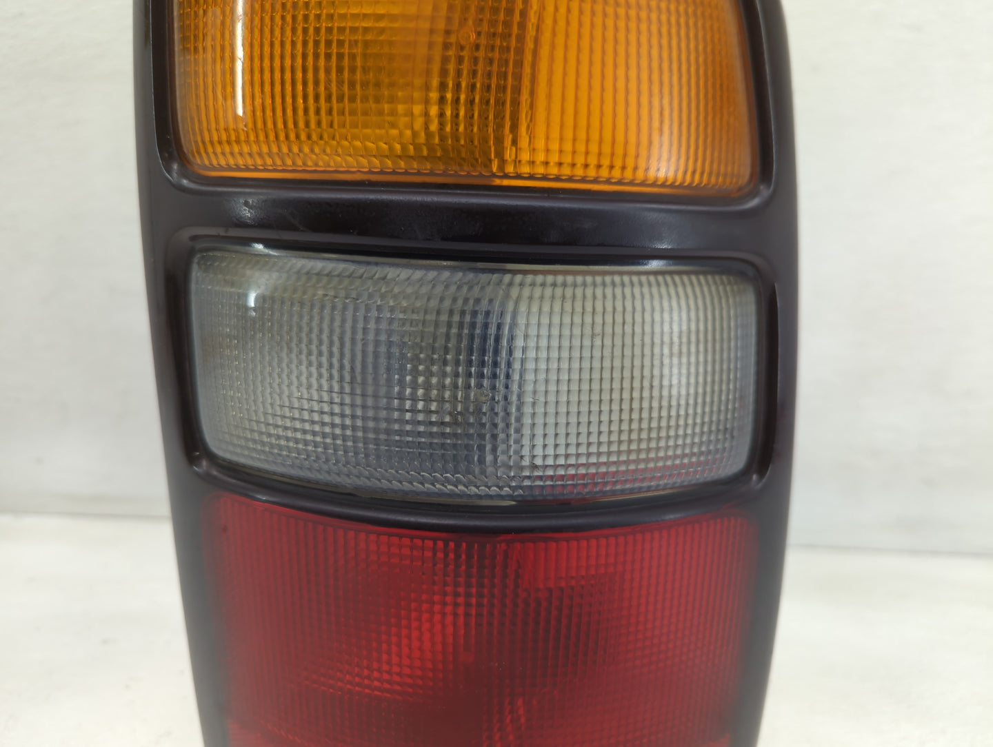 2004-2006 Gmc Yukon Xl 1500 Tail Light Assembly Passenger Right OEM P/N:15224182 Fits Fits 2004 2005 2006 OEM Used Auto Part