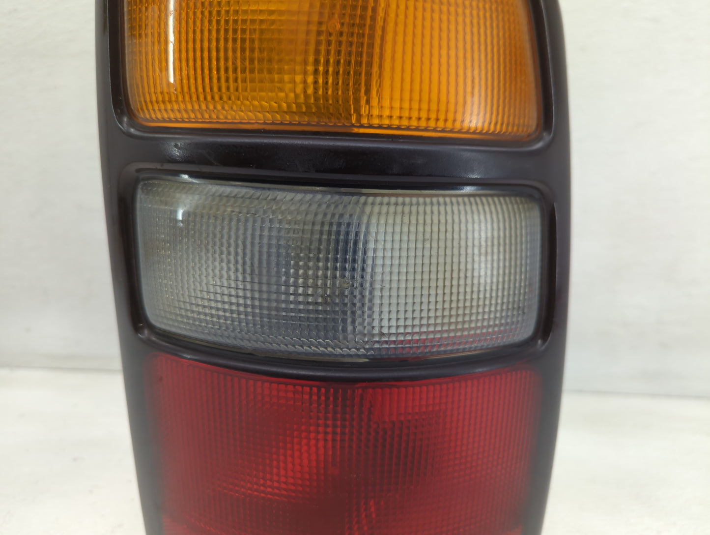 2004-2006 Gmc Yukon Xl 1500 Tail Light Assembly Passenger Right OEM P/N:15224182 Fits Fits 2004 2005 2006 OEM Used Auto Part