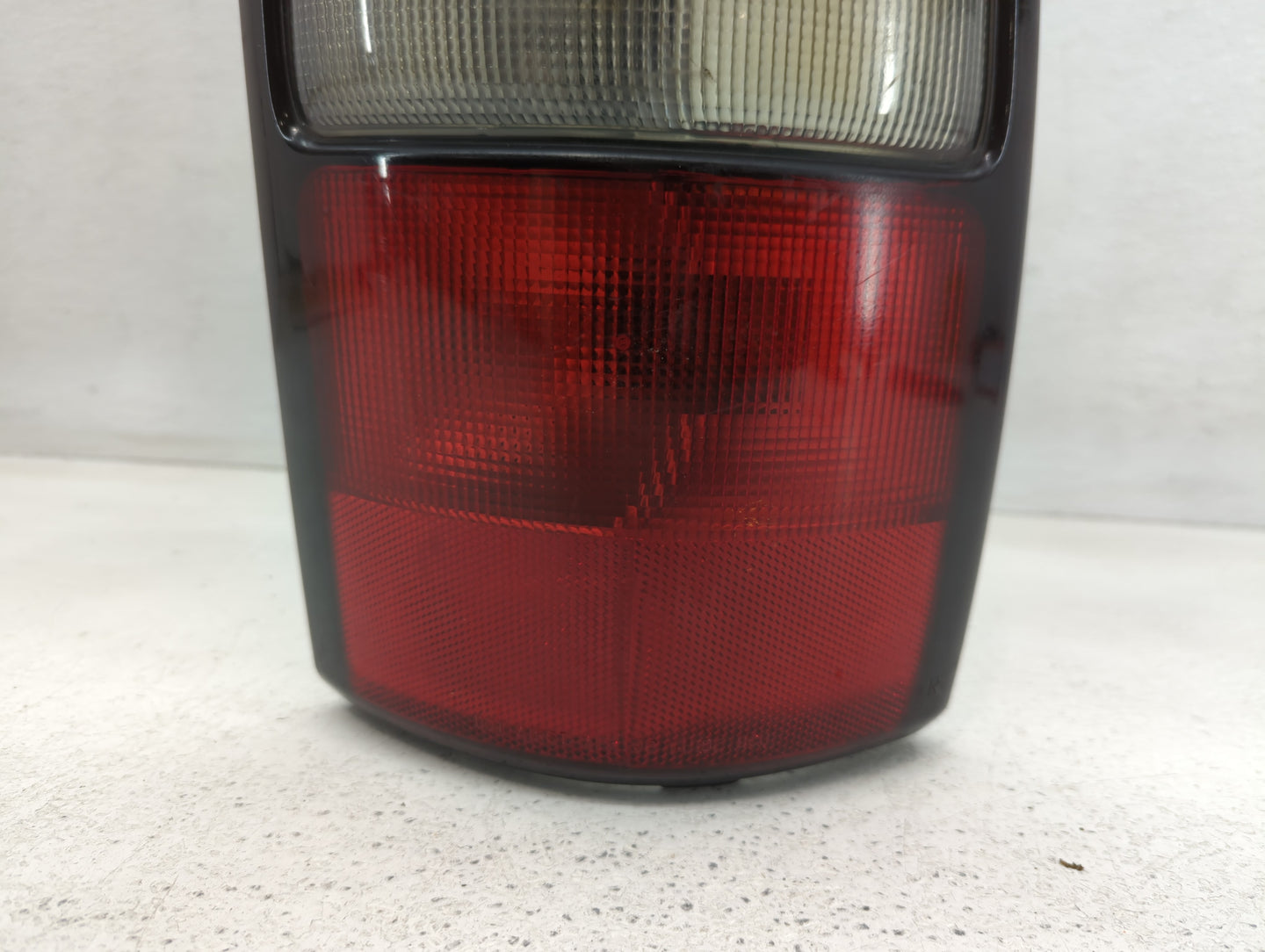 2004-2006 Gmc Yukon Xl 1500 Tail Light Assembly Passenger Right OEM P/N:15224182 Fits Fits 2004 2005 2006 OEM Used Auto Part