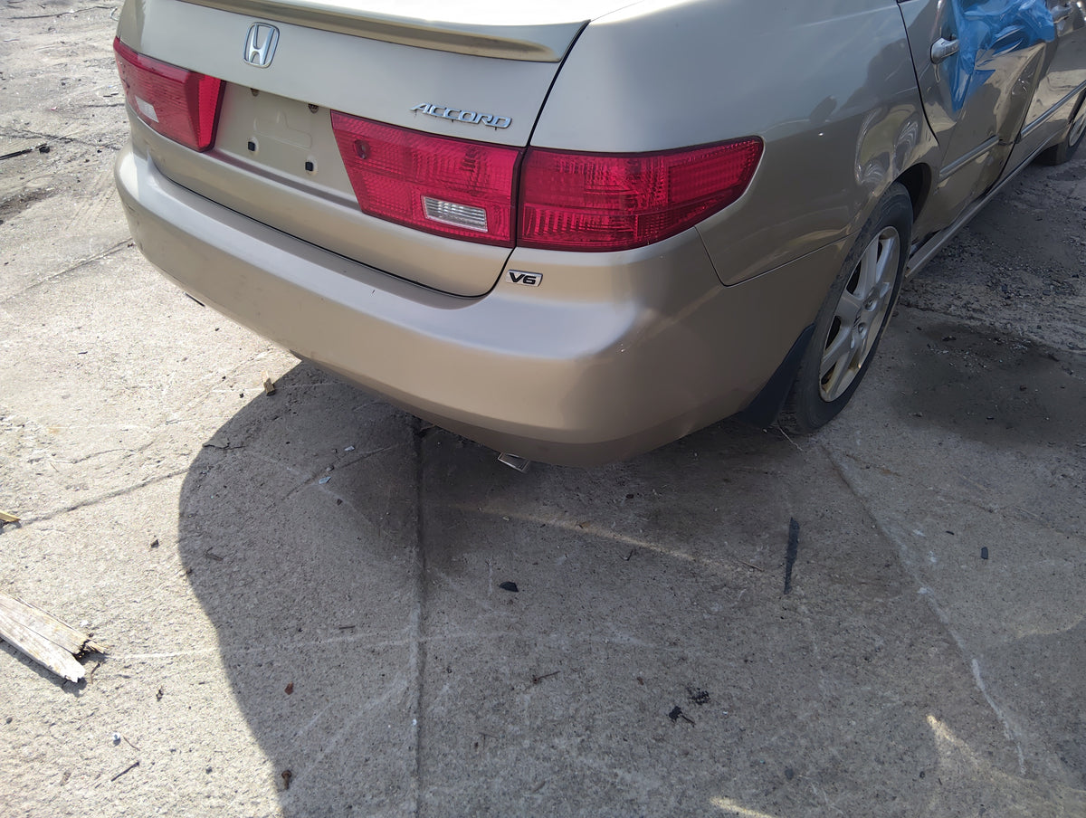 2003-2005 Honda Accord Rear Bumper Assembly Oem 5047722 - Oemusedautoparts1.com