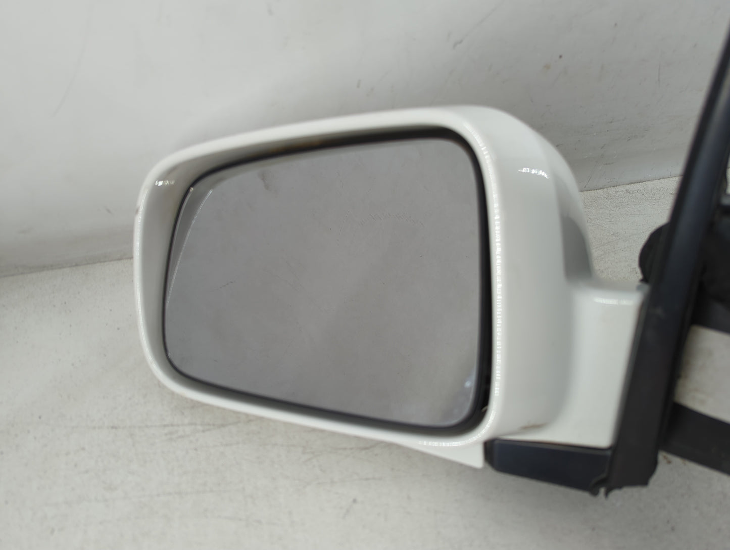 2005 Honda Cr-v Driver Left Side View Manual Door Mirror White - Oemusedautoparts1.com