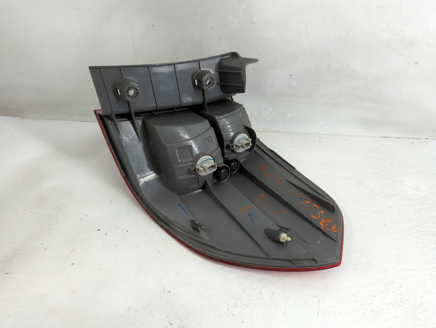 2005-2006 Honda Odyssey Tail Light Assembly Driver Left OEM Fits Fits 2005 2006 OEM Used Auto Parts - Oemusedautoparts1.com