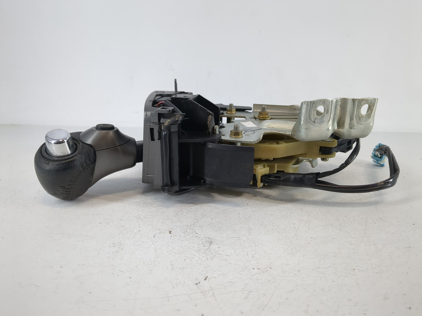 2005 Honda Odyssey Floor Console Assembly Shifter - Oemusedautoparts1.com