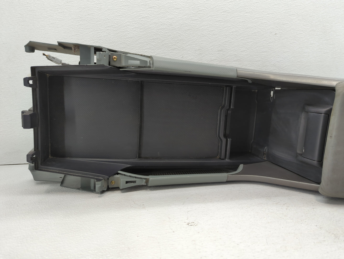 2005 Honda Pilot Center Floor Console P/N:83401-S9V-A010-M1 Fits OEM Used Auto Parts - Oemusedautoparts1.com