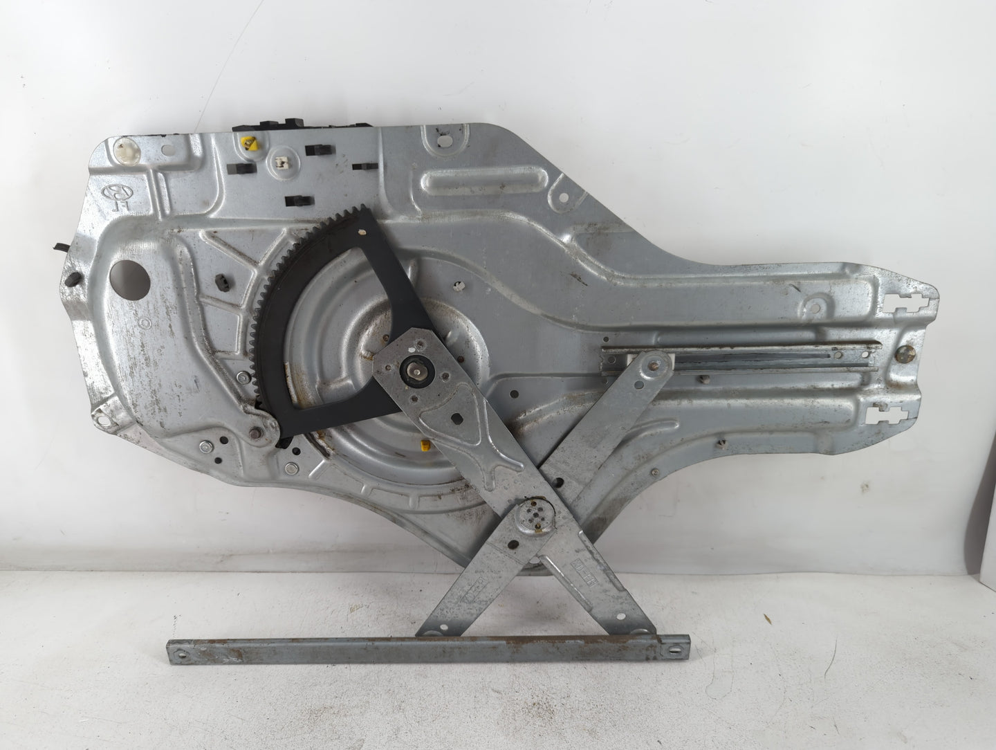 2001-2006 Hyundai Elantra Driver Left Front Window Regulator 877744 - Oemusedautoparts1.com