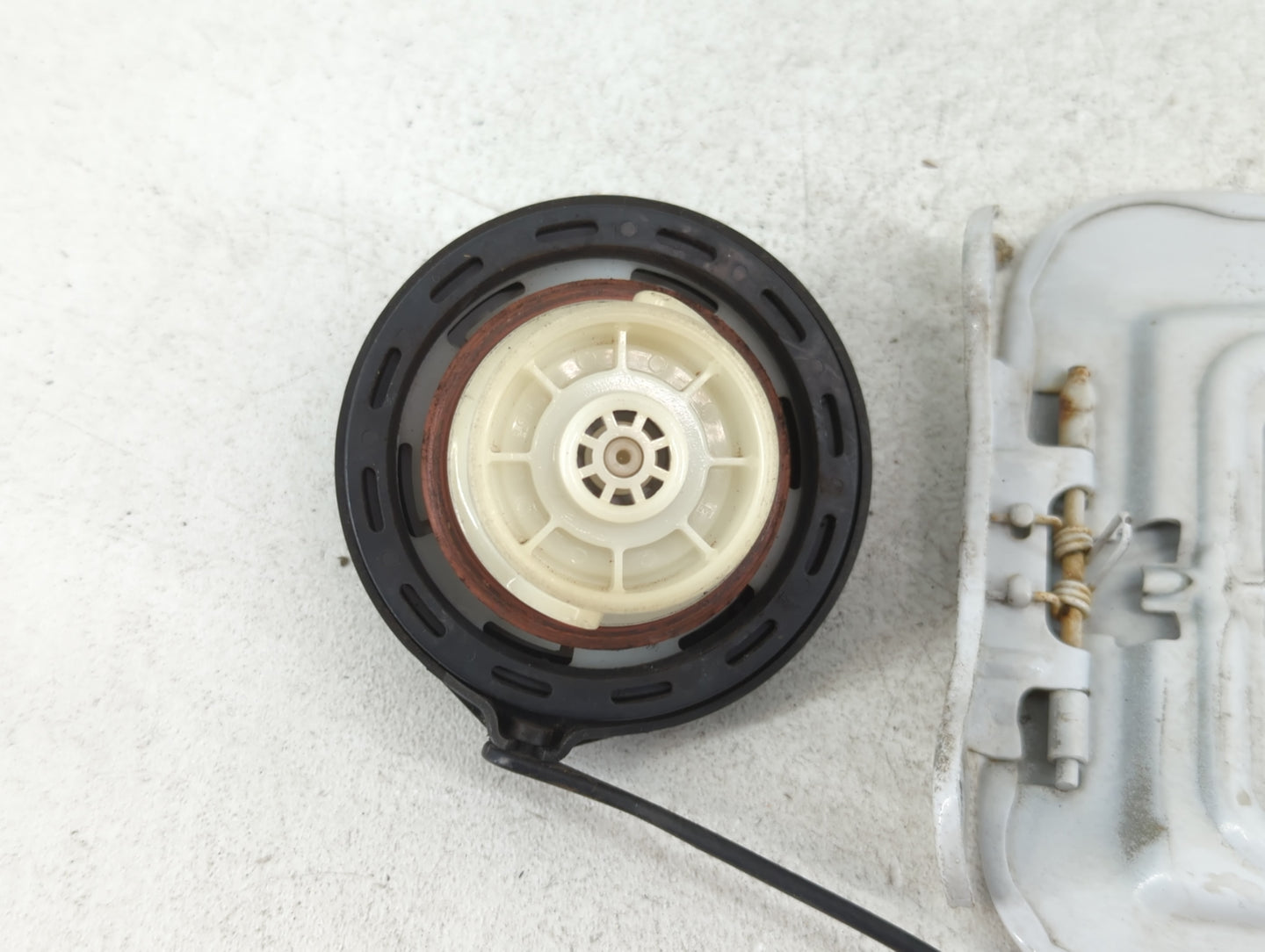 2005 Hyundai Elantra Fuel Tank Door Lid Gas Tank - Oemusedautoparts1.com