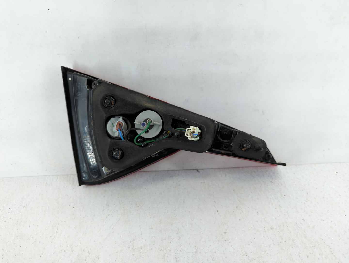 2002-2005 Hyundai Sonata Tail Light Assembly Passenger Right OEM P/N:9240402000 Fits Fits 2002 2003 2004 2005 OEM Used Auto 