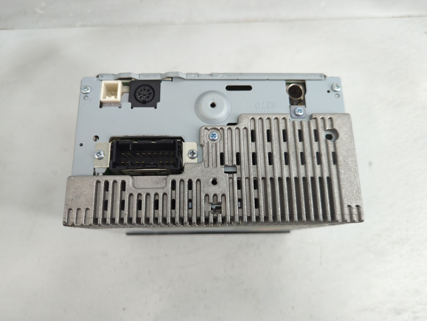 2005-2006 Hyundai Tucson Radio AM FM Cd Player Receiver Replacement P/N:96180-2E100 Fits Fits 2005 2006 OEM Used Auto Parts 