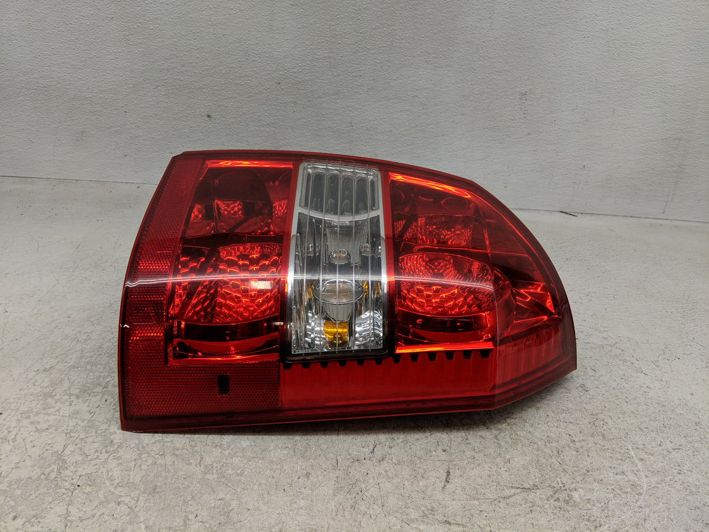 2005-2009 Hyundai Tucson Tail Light Assembly Passenger Right OEM P/N:92402-2E0 Fits Fits 2005 2006 2007 2008 2009 OEM Used A