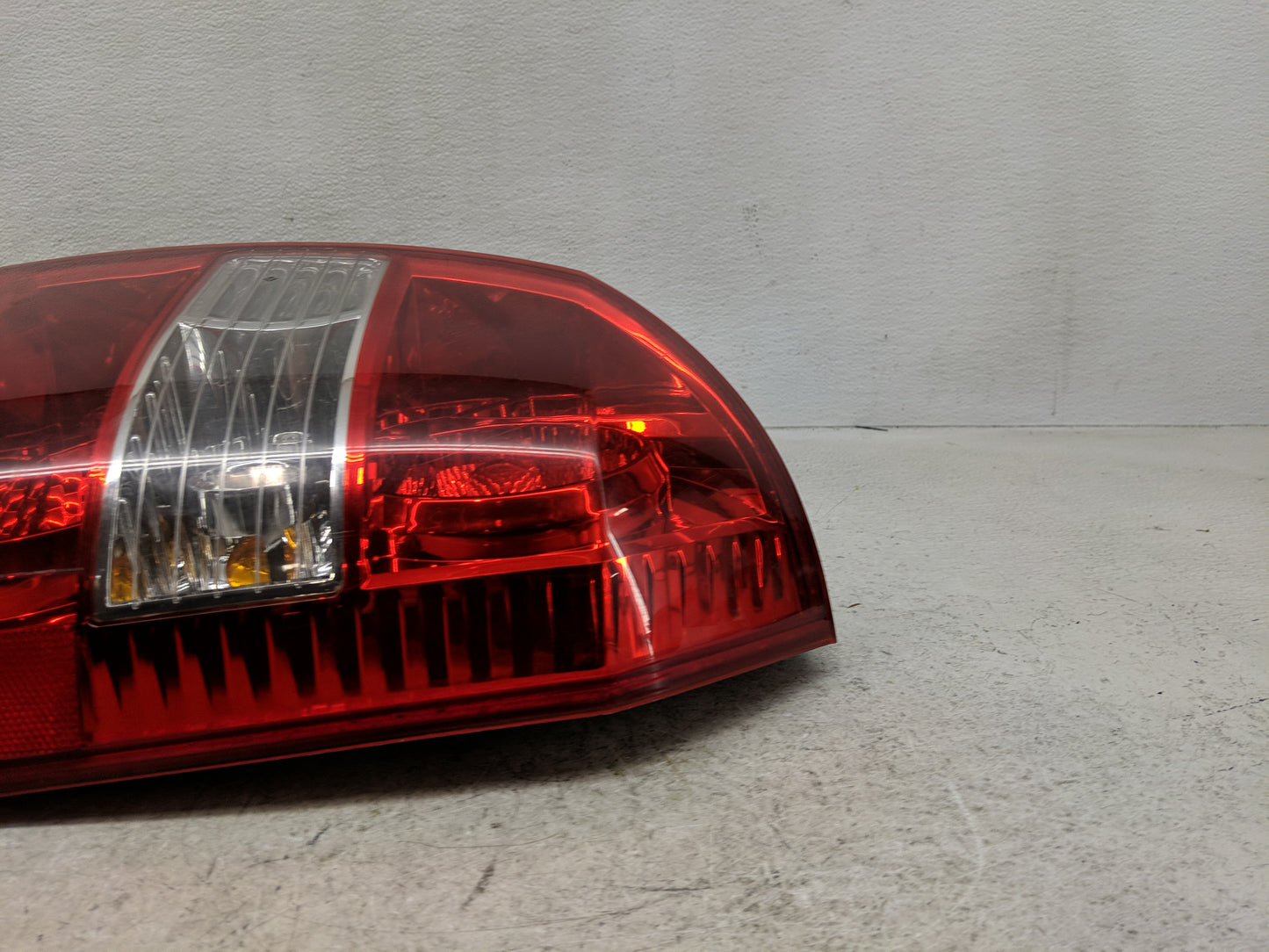 2005-2009 Hyundai Tucson Tail Light Assembly Passenger Right OEM P/N:92402-2E0 Fits Fits 2005 2006 2007 2008 2009 OEM Used A