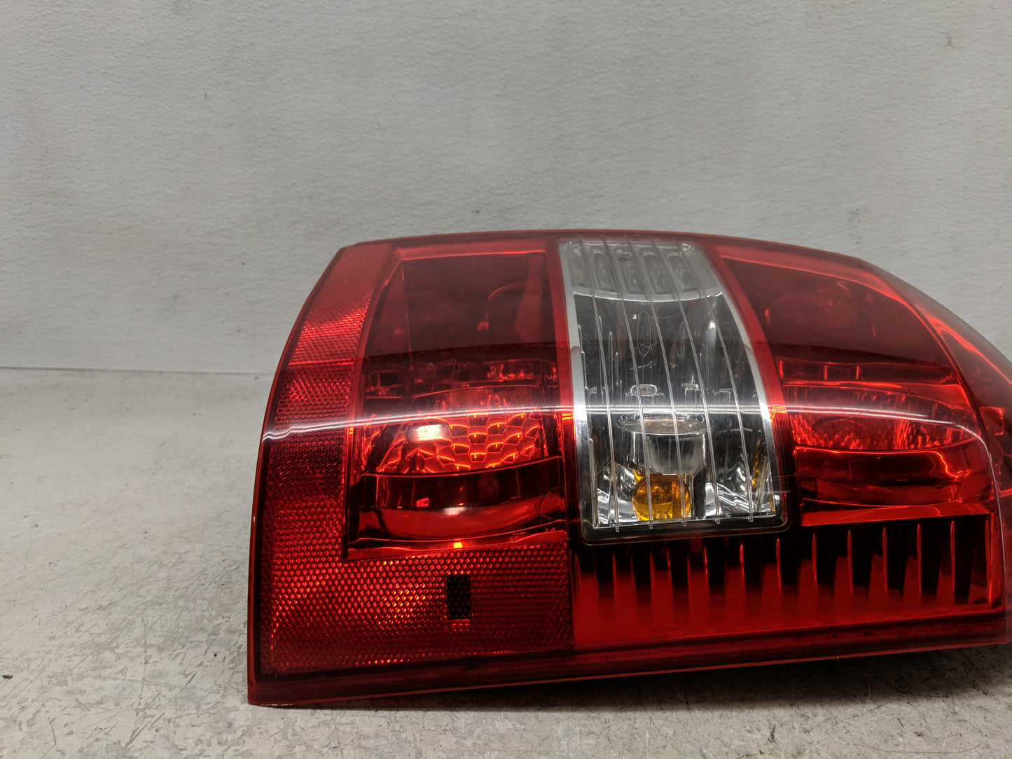 2005-2009 Hyundai Tucson Tail Light Assembly Passenger Right OEM P/N:92402-2E0 Fits Fits 2005 2006 2007 2008 2009 OEM Used A
