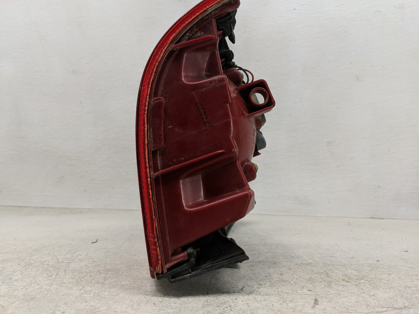 2005-2009 Hyundai Tucson Tail Light Assembly Passenger Right OEM P/N:92402-2E0 Fits Fits 2005 2006 2007 2008 2009 OEM Used A