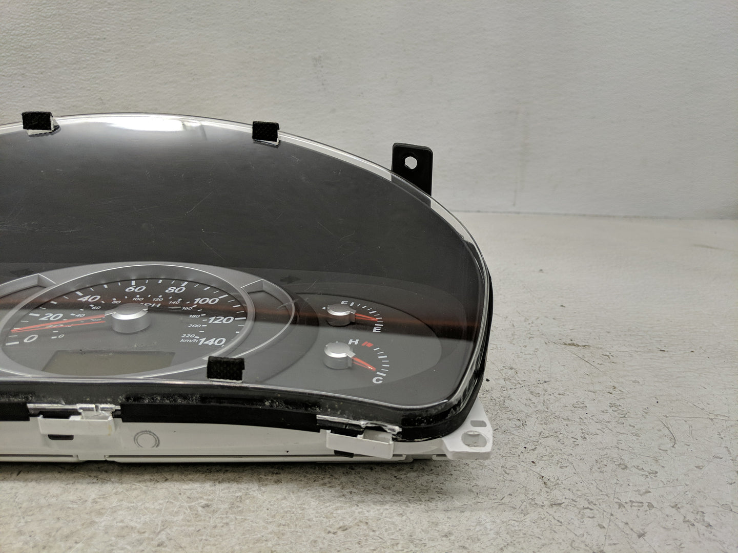 2005-2006 Hyundai Tucson Instrument Cluster Speedometer Gauges P/N:257-63370 Fits Fits 2005 2006 OEM Used Auto Parts - Oemus