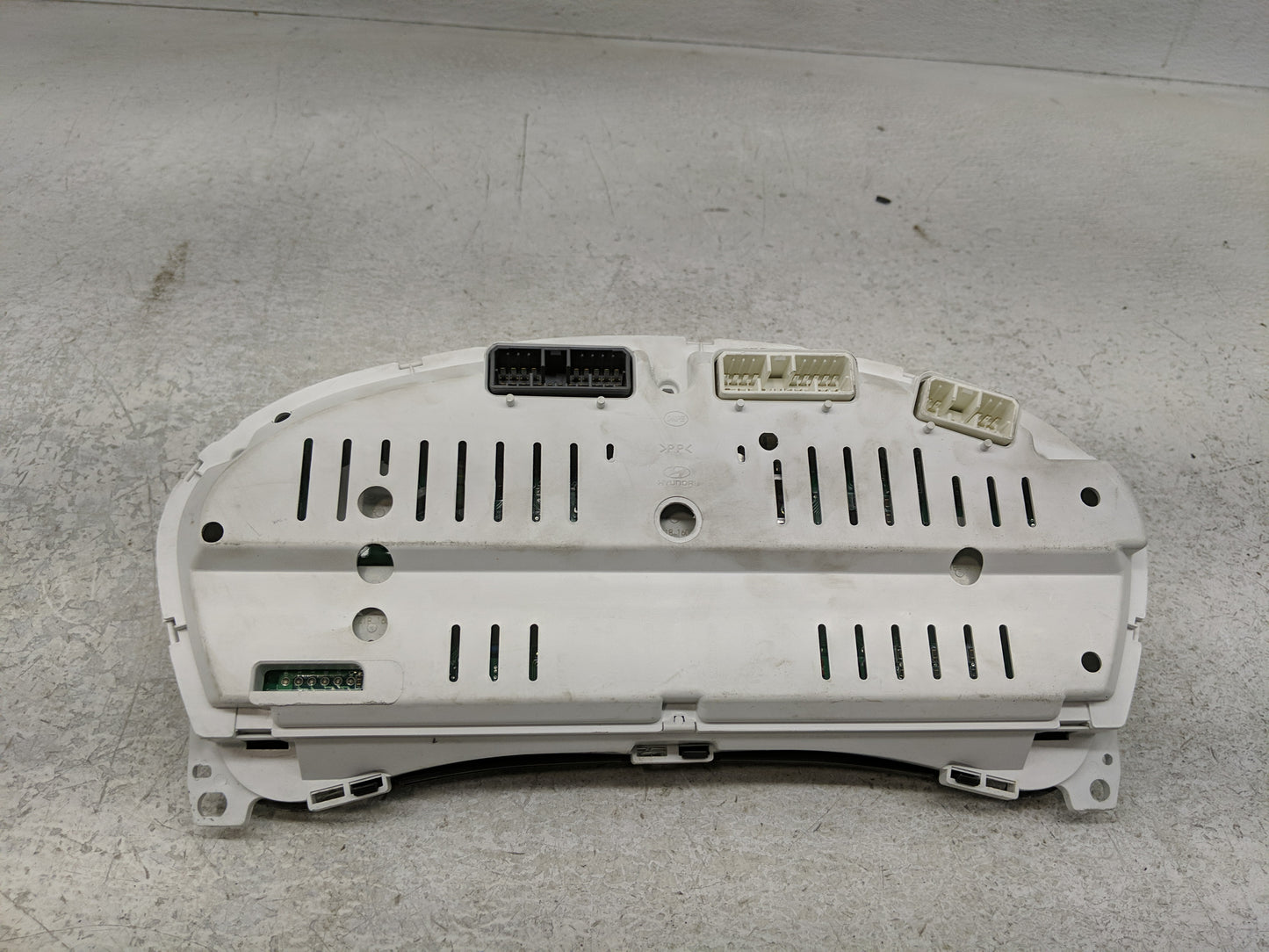 2005-2006 Hyundai Tucson Instrument Cluster Speedometer Gauges P/N:257-63370 Fits Fits 2005 2006 OEM Used Auto Parts - Oemus