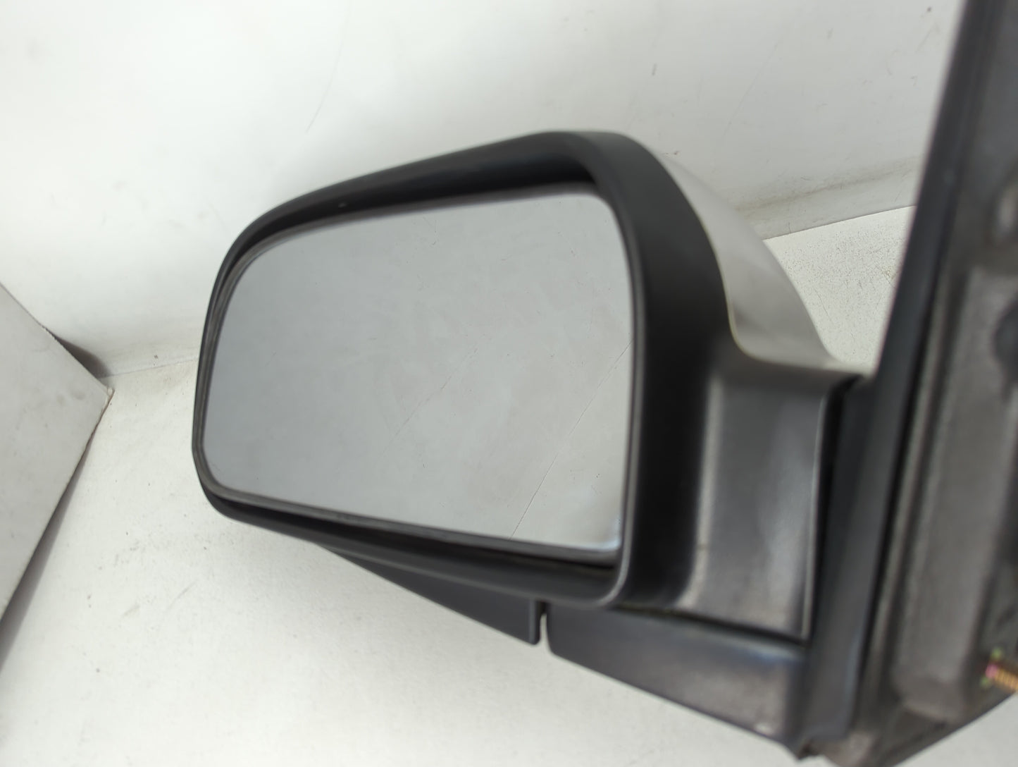 2005-2009 Hyundai Tucson Driver Left Side View Manual Door Mirror Silver - Oemusedautoparts1.com