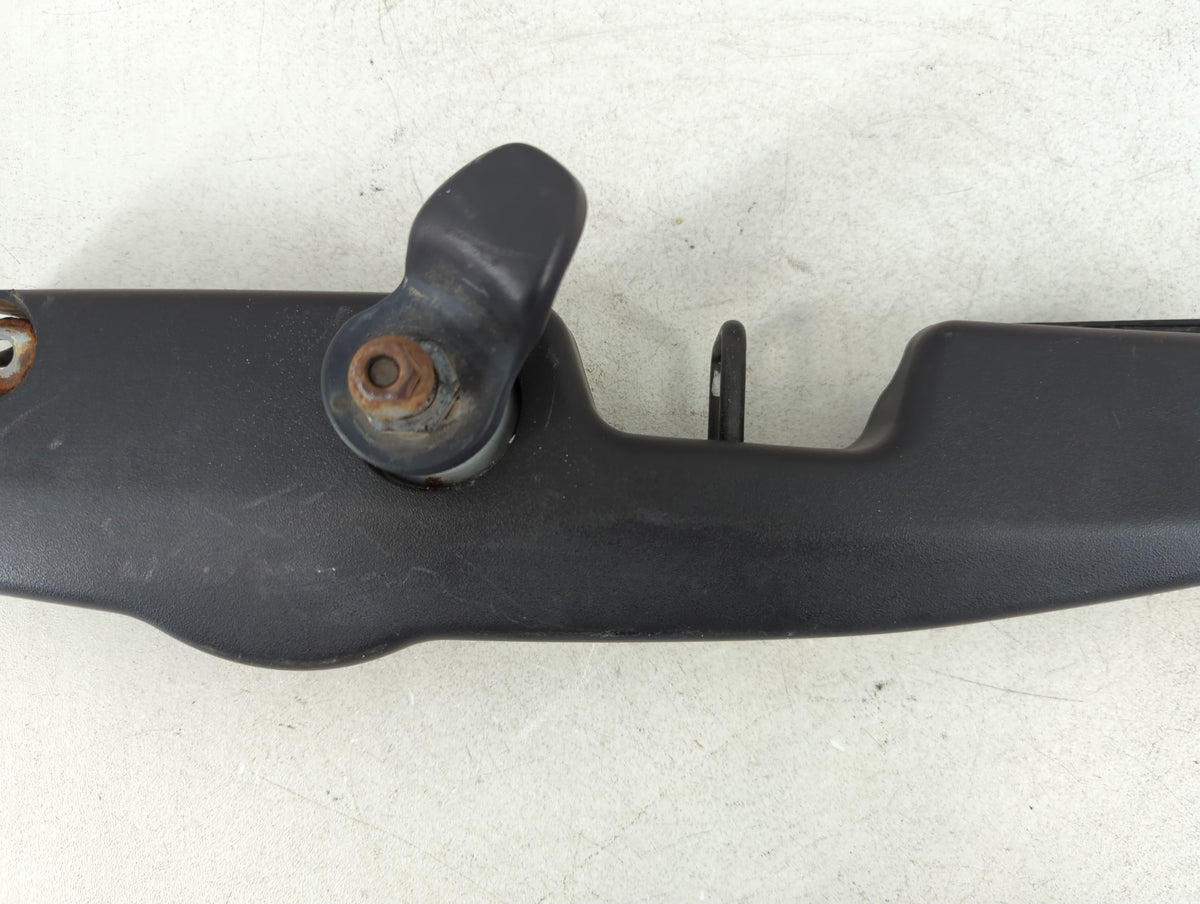 2005-2009 Hyundai Tucson Front Windshield Wiper Motor P/N:98700-2E001 Fits Fits 2005 2006 2007 2008 2009 OEM Used Auto Parts