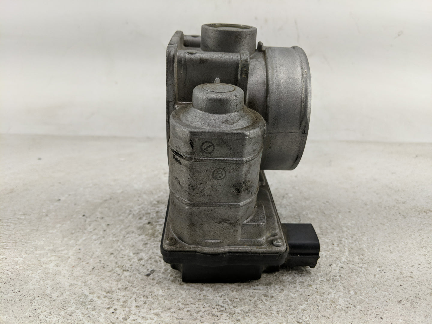 2003-2006 Infiniti G35 Throttle Body Fits Fits 2002 2003 2004 2005 2006 OEM Used Auto Parts - Oemusedautoparts1.com