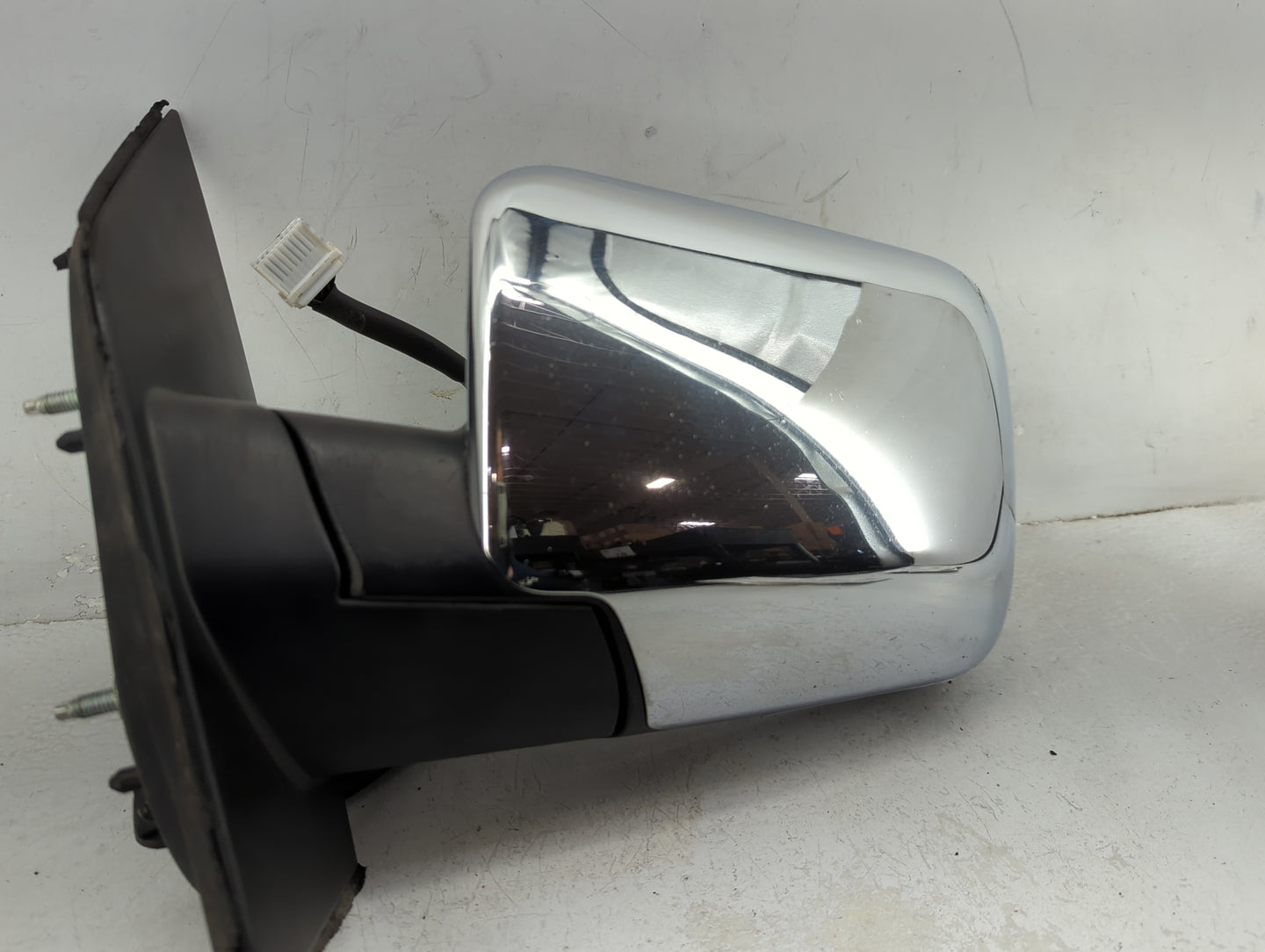 2004-2005 Infiniti Qx56 Driver Side View Mirror - Left Door Mirror OEM Used - Oemusedautoparts1.com