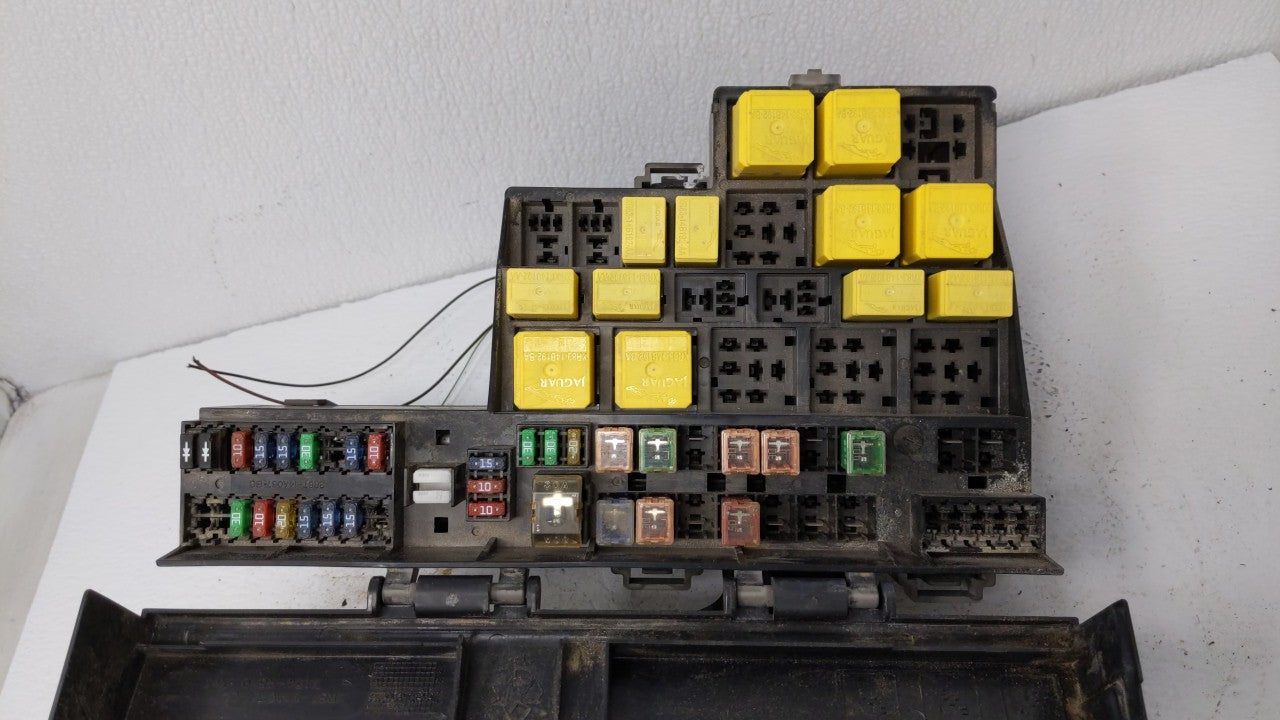 2004-2005 Jaguar S-Type Fusebox Fuse Box Panel Relay Module P/N:2R8T-14A075-CC Fits Fits 2004 2005 OEM Used Auto Parts - Oem