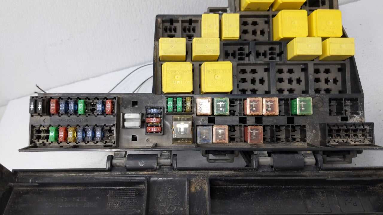 2004-2005 Jaguar S-Type Fusebox Fuse Box Panel Relay Module P/N:2R8T-14A075-CC Fits Fits 2004 2005 OEM Used Auto Parts - Oem