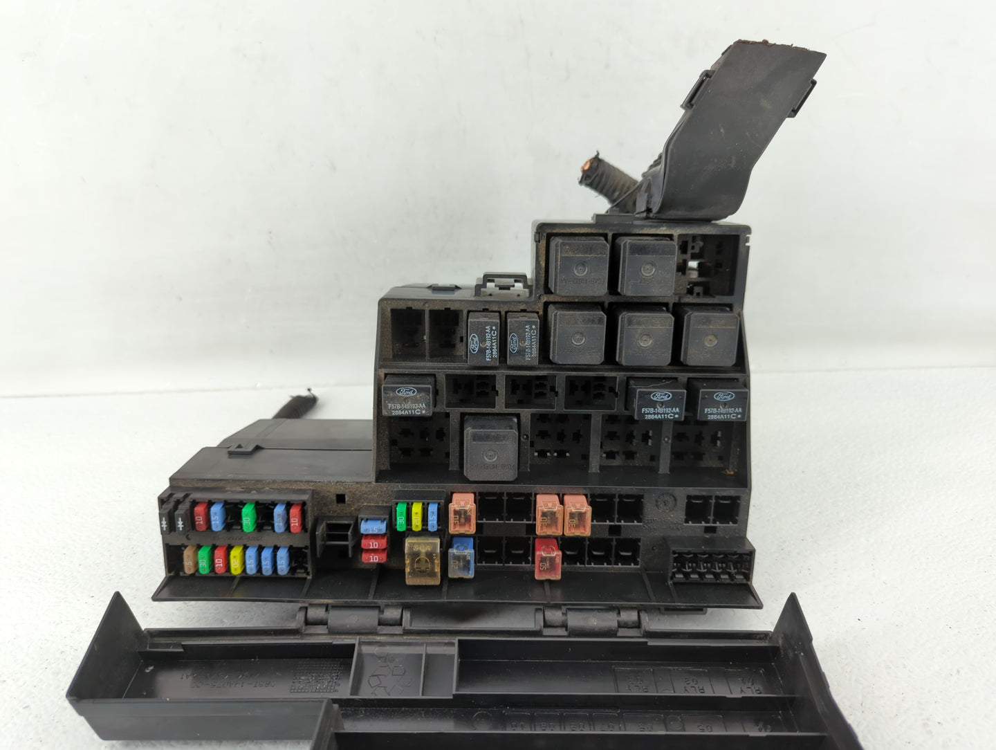 2004-2005 Jaguar S-Type Fusebox Fuse Box Panel Relay Module P/N:2R8T-14A075-CC Fits Fits 2004 2005 OEM Used Auto Parts - Oem