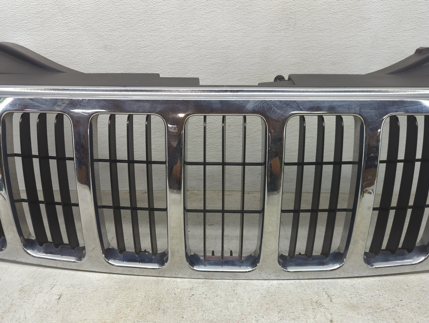 2005-2007 Jeep Grand Cherokee Front Bumper Grille Chrome - Oemusedautoparts1.com