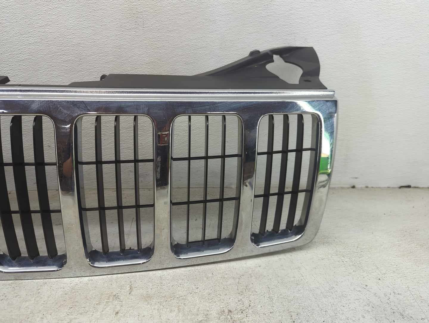 2005-2007 Jeep Grand Cherokee Front Bumper Grille Chrome - Oemusedautoparts1.com