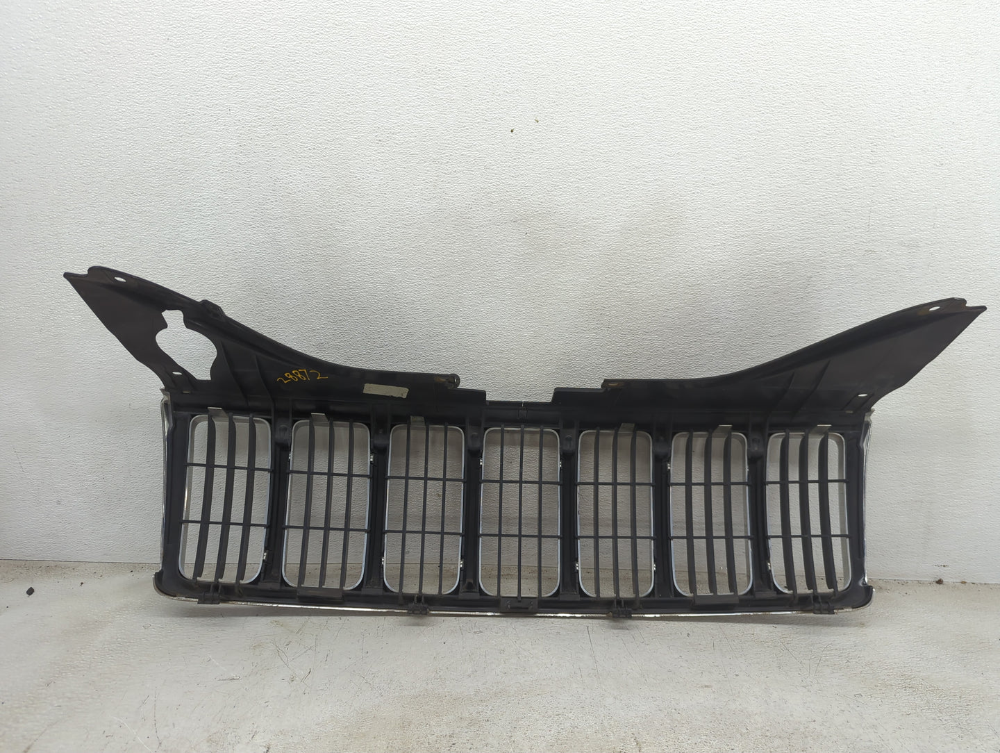 2005-2007 Jeep Grand Cherokee Front Bumper Grille Chrome - Oemusedautoparts1.com