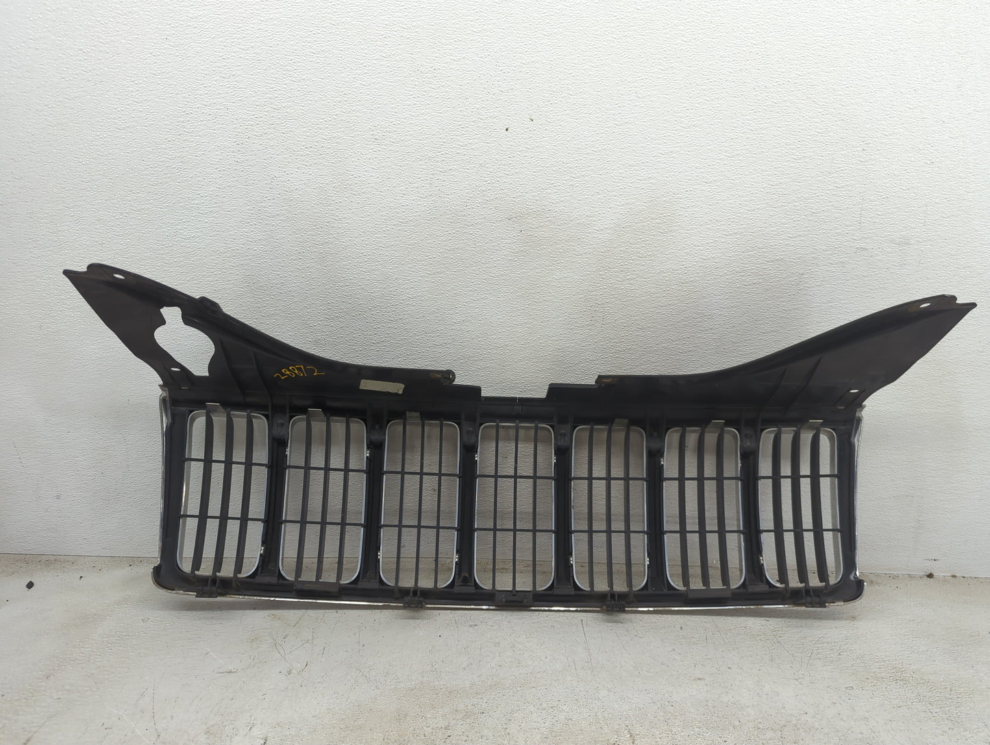 2005-2007 Jeep Grand Cherokee Front Bumper Grille Chrome - Oemusedautoparts1.com